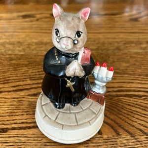 Schmid collectible mouse priest praying music box no.165 Plays Over the Rainbow